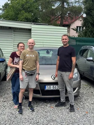 Troje klientów przy Renault na placu