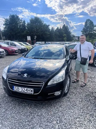 Dwóch klientów przy czarnym Peugeocie