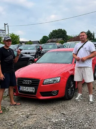 Dwóch klientów przy czerwonym Audi