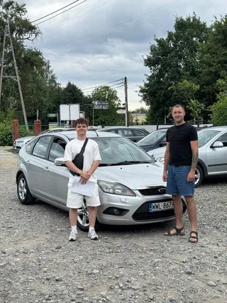 Dwóch klientów przy srebrnym Fordzie Focusie